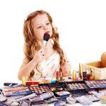 آرایش کودکان چه مضراتی دارد و والدین چگونه با آن برخورد کنند؟