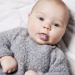 آیا بیرون آوردن زبان نوزادان طبیعی است؟