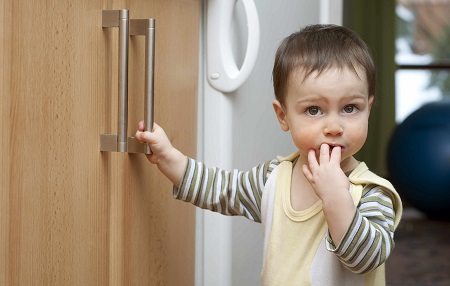 اثرات خوردن مواد شوینده, خوردن صابون توسط کودک, درمان کودک مسموم شده با مواد شوینده