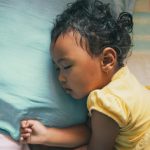 عرق کردن کودکان در خواب : علل، علائم و درمان