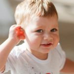 علت ایجاد جرم گوش در کودکان + درمان