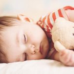 نوزادان باید در چه چیزی بخوابند؟
