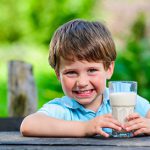 چرا خوردن شیر برای کودکان ضروریست؟