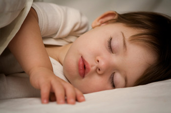 ۱۲ راه برای رفع بی‌خوابی کودکان