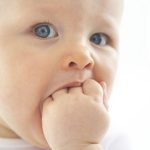 ۳ مورد از رایج ترین چیزهایی که کودکان می توانند در دهان خود بگذارند+ راهکار